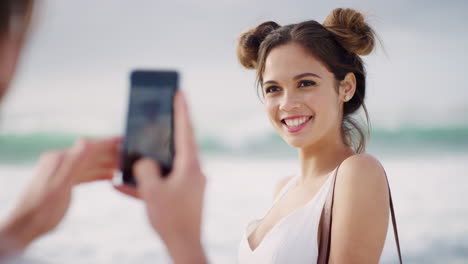 teléfono inteligente, foto y mujer en la playa