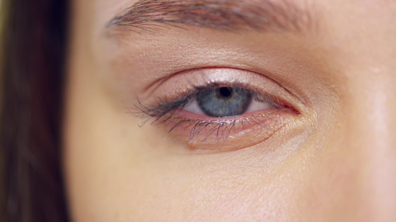 그녀의 눈은 그녀의 아름다움을 더합니다.