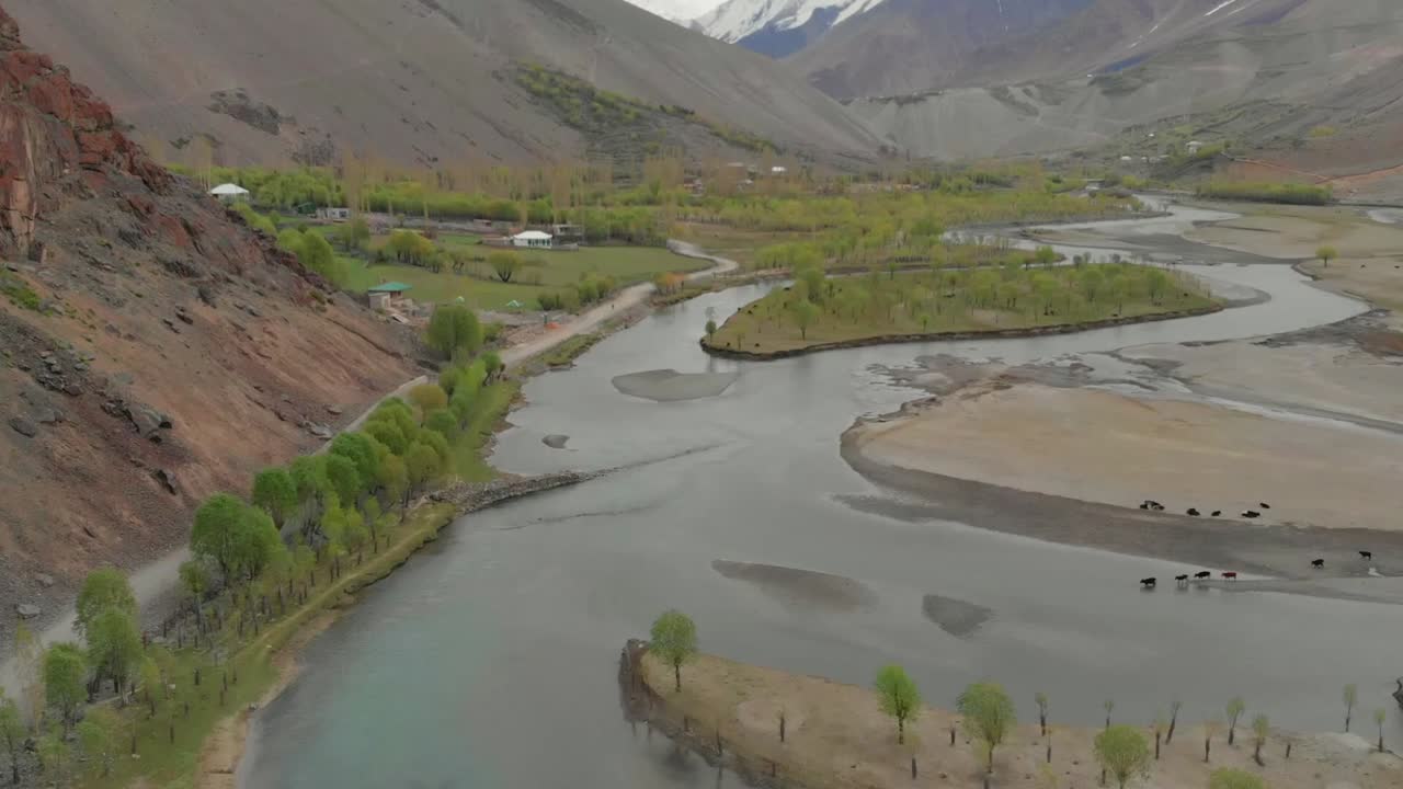 vista aérea sobre la curva del río ghizer con el paisaje del valle al fondo en pakistán