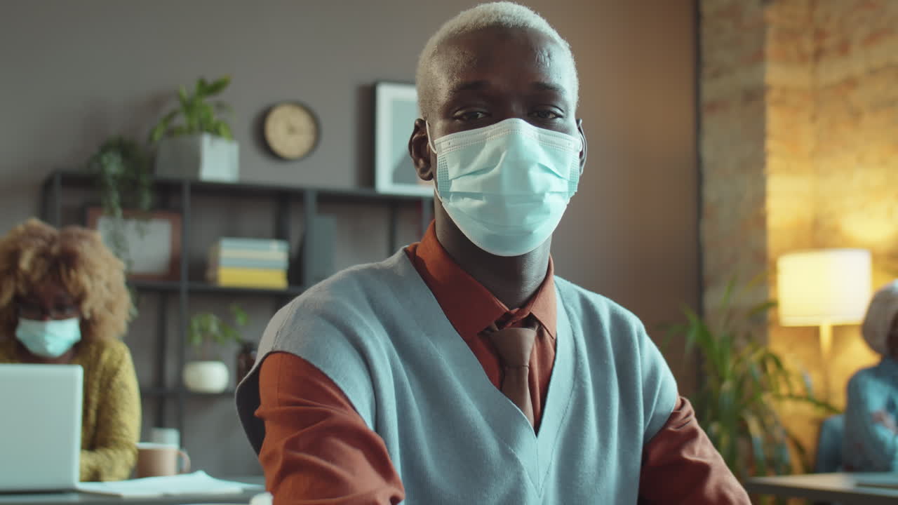 작업 중 마스크를 입은 아프리카계 미국인 사업가 초상화