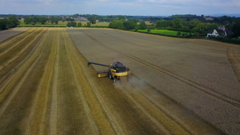 Cosechadora-Trabajando-En-El-Campo,-Cheshire,-Inglaterra