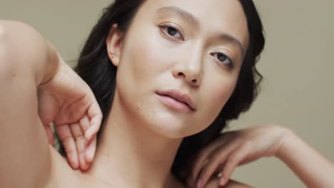 Asiatische-Frau-Mit-Dunklem-Haar-Auf-Beigem-Hintergrund,-Zeitlupe