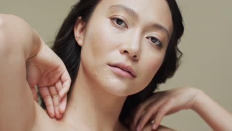 ベージュ色の背景に黒 ⁇ のアジア人女性 ⁇ スローモーション