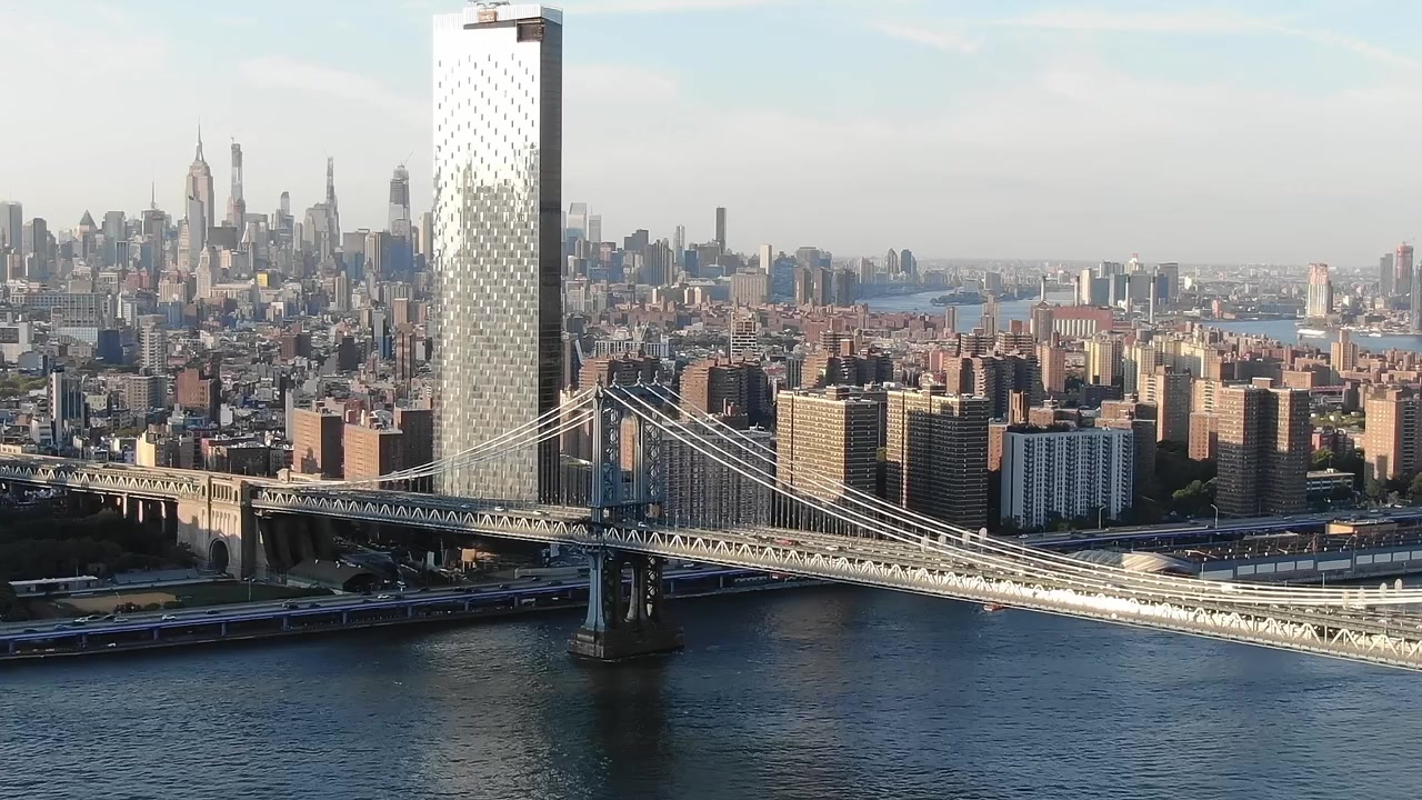 Vue de la ligne d'horizon de New York et des ponts sur l'East River