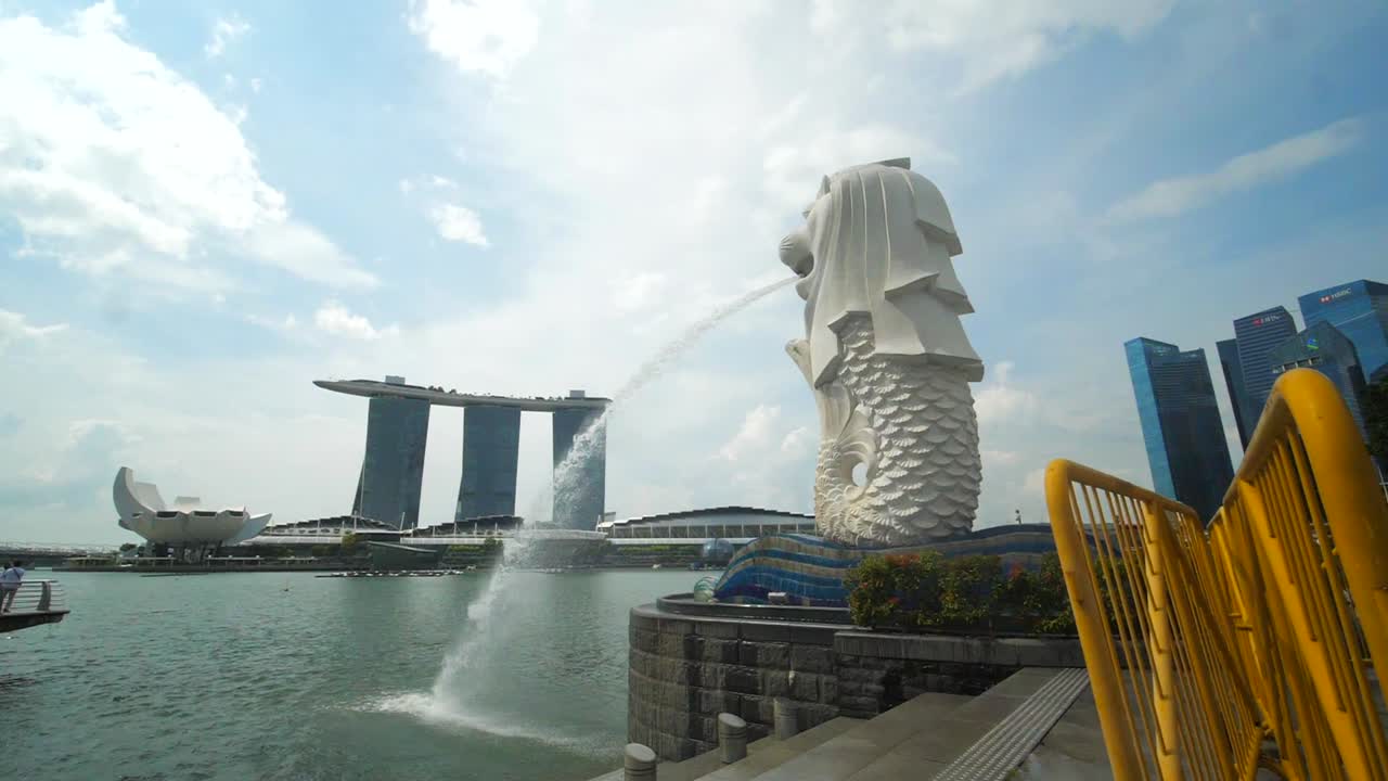 vista panorámica lateral de la escultura merlion en singapur