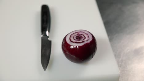 cebolla roja en rodajas en una tabla de cortar