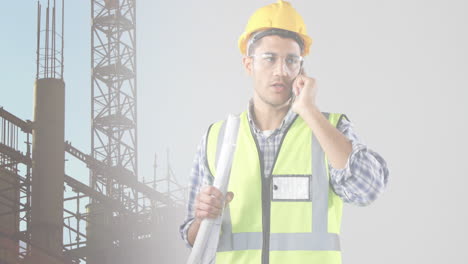 animación de arquitecto caucásico con teléfono y planos sobre el sitio de construcción