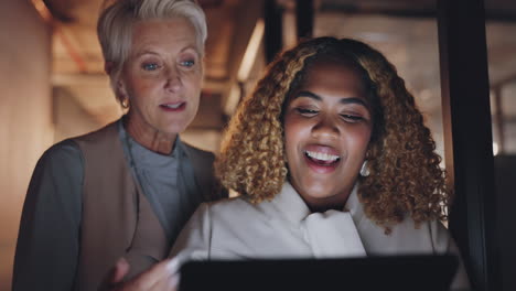 Mujeres-De-Negocios-Con-Tableta