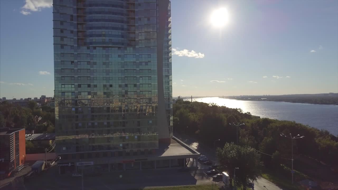 paisaje urbano con rascacielos y vista al río