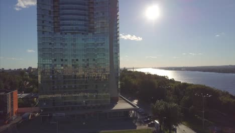 paisaje urbano con rascacielos y vista al río
