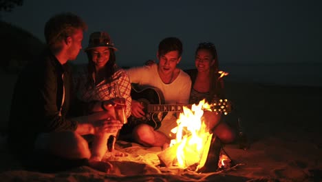 Picknick-Der-Jugend-Mit-Lagerfeuer-Am-Strand-Am-Abend-3