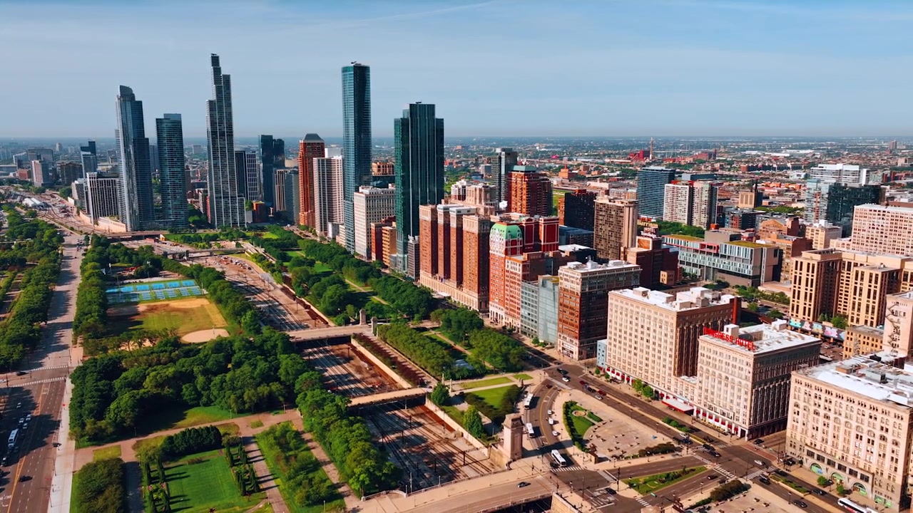 Vista panoramica di Chicago con parchi e architettura magnifica. Il lungolago del Lago Michigan e il Millennium Park visti dall'alto in una giornata di sole.