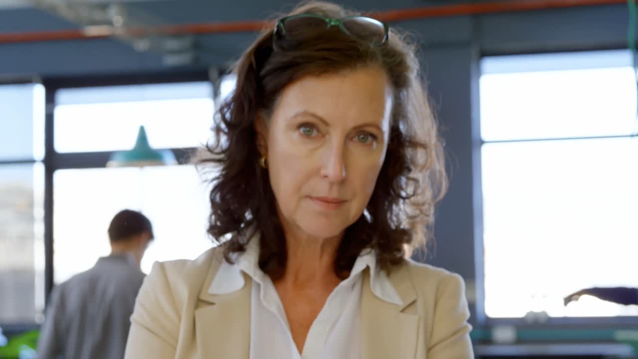 mujer ejecutiva que sostiene un modelo arquitectónico en la oficina 4k