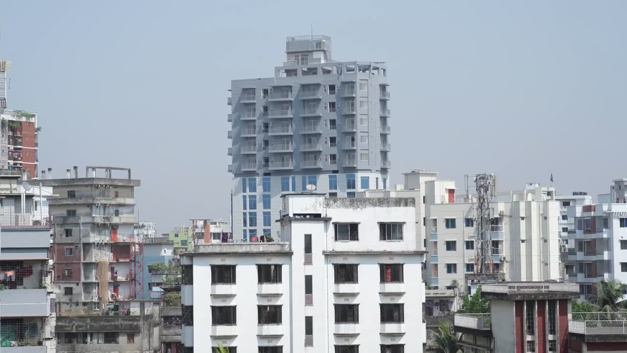 paisaje urbano de una zona urbana densamente poblada con edificios de gran altura y bajos.