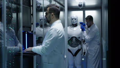 científicos y robots en un centro de datos