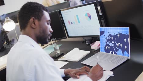 Zusammensetzung-Eines-Afroamerikanischen-Geschäftsmannes,-Der-Einen-Laptop-Mit-KI-Chat-Auf-Dem-Bildschirm-Verwendet