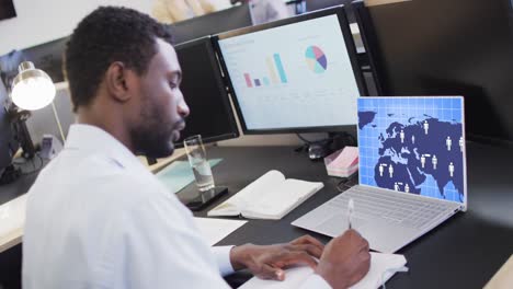 composición de un hombre de negocios afroamericano usando una computadora portátil con un chat en la pantalla