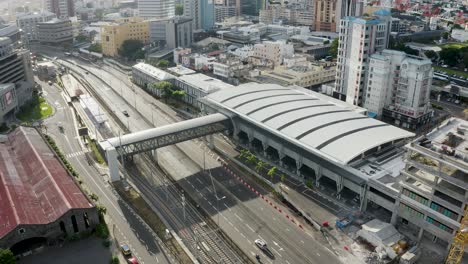 Vista-Aérea-Que-Muestra-El-Tráfico-En-La-Carretera-En-La-Terminal-Urbana-De-Victoria-En-Port-Louis-Durante-El-Día-De-Verano