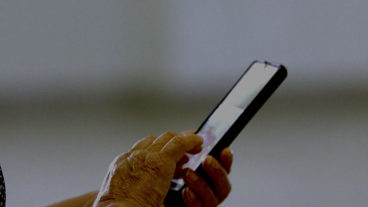 mujer anciana usando un teléfono inteligente