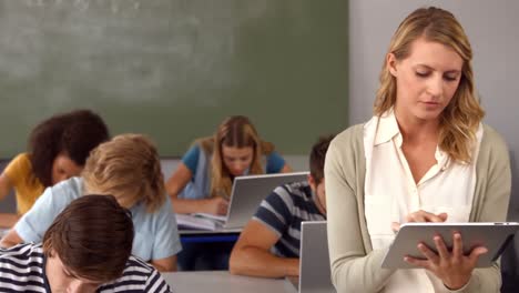 Schüler-Machen-Sich-Notizen-Und-Lehrer-Nutzen-Einen-Tablet-PC