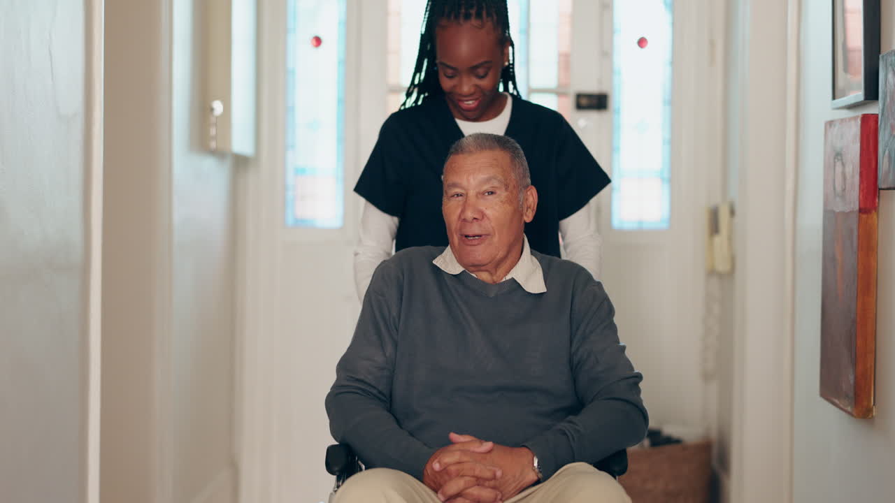 체어에 앉은 노인 환자를 돕는 간호사