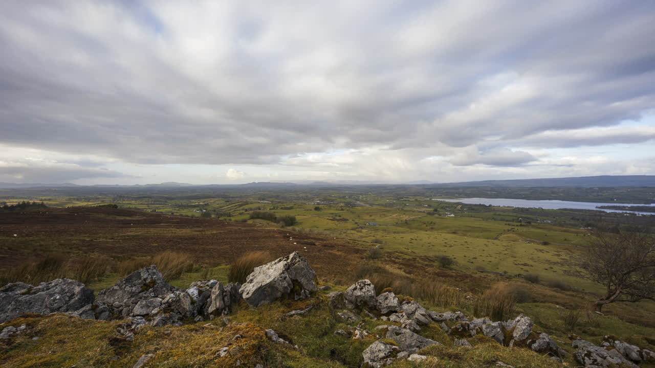 lapso de tiempo del paisaje rural y remoto de hierba, árboles y rocas durante el día en las colinas de carrowkeel en el condado de sligo, irlanda