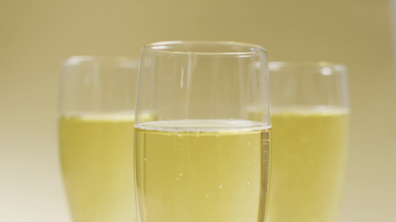 노란색 배경 에 있는 컵 에 있는  ⁇ 페인 의 비디오