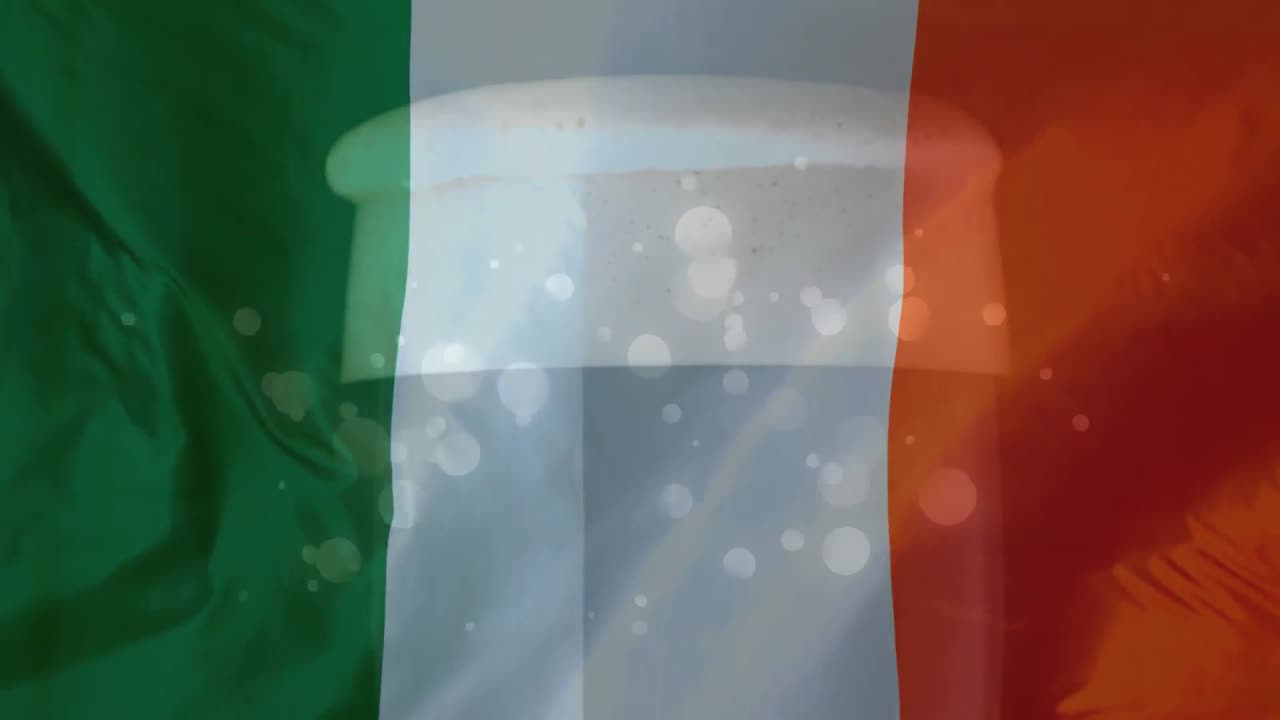 Bandiera irlandese con bicchiere di birra ed effetto luce sullo sfondo per il Giorno di San Patrizio