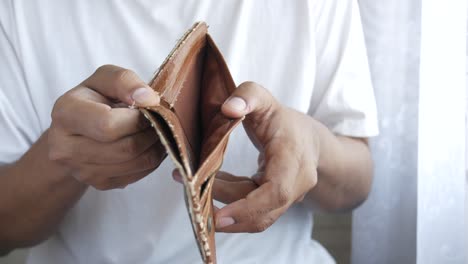 el bolso vacío.