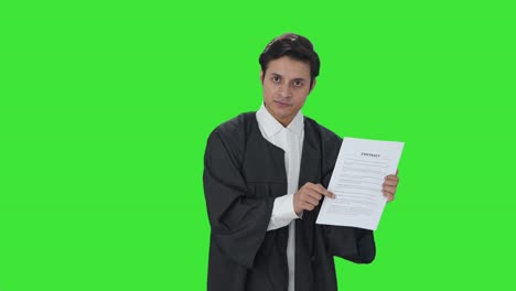 Indischer-Anwalt-Präsentiert-Den-Fall-Auf-Grünem-Bildschirm