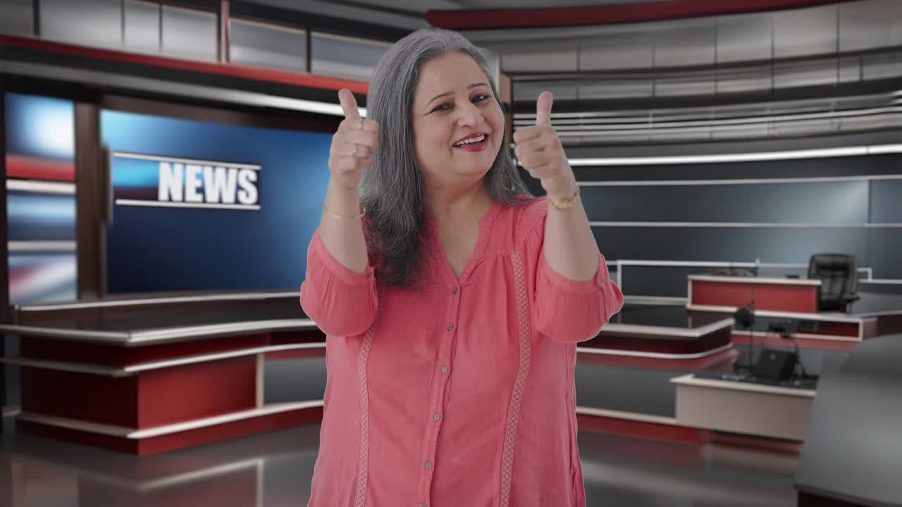 Feliz periodista india mayor mostrando el pulgar hacia arriba