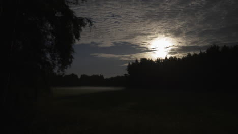 Estado-De-ánimo-Cinematográfico,-Lapso-De-Tiempo-De-Luna-Llena-Mientras-Una-Capa-De-Nubes-Se-Mueve-Sobre-El-Prado-Rural