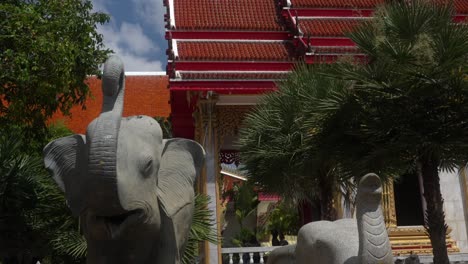 Elefantenstatuen-Außerhalb-Des-Chalong-Tempels-In-Phuket,-Thailand,-Wat-Chaithararam