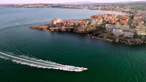 Schnelles-Geschwindigkeitsboot-In-Sozopol-New-Town-Bay-Area,-Schwarzes-Meer,-Bulgarien