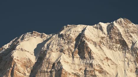 montañas nevadas soleadas cerca, cambio climático del sol derritiendo la nieve en las montañas nevadas del himalaya mostrando el calentamiento del planeta con el sol brillando y el cielo azul en un día soleado