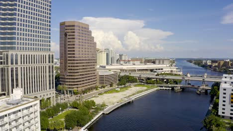 Luftaufnahme-Entlang-Des-Hillsborough-River-Der-Innenstadt-Von-Tampa,-Florida,-Wolkenkratzerstadt