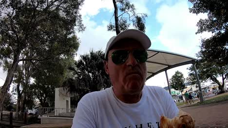 hombre comiendo pastitzi maltés en un mercado