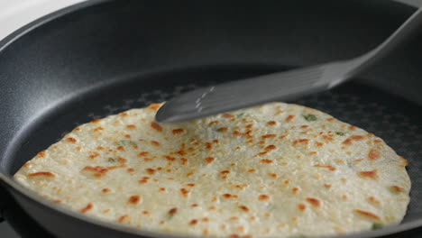 haciendo una deliciosa tortilla taiwanesa, un rollo de panqueque de huevo.