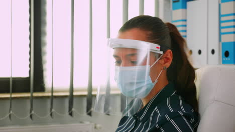 Portrait-of-businesswoman-with-mask-talking-with-colleague