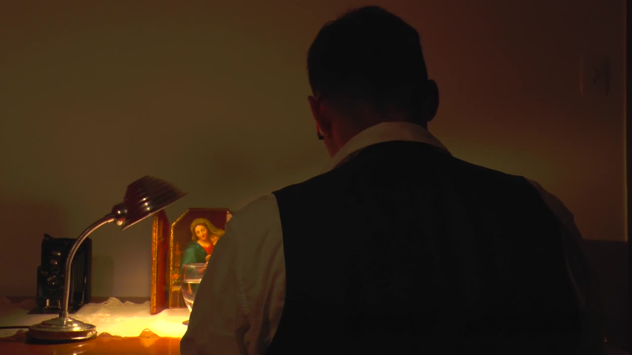 1960년대 또는 1970년대에 오래된 타자기로 타이핑하는 남자