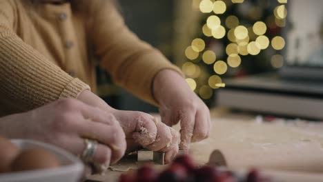 Tilt-Up-Video-Eines-Mädchens,-Das-Weihnachtsbacken-Macht