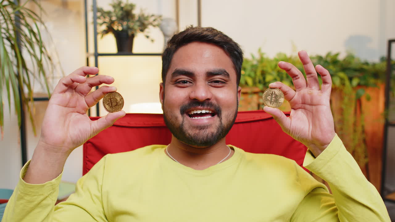 hombre indio comerciante de acciones ganando bitcoins monitoreo en línea operaciones comerciales minería mantener monedas btc