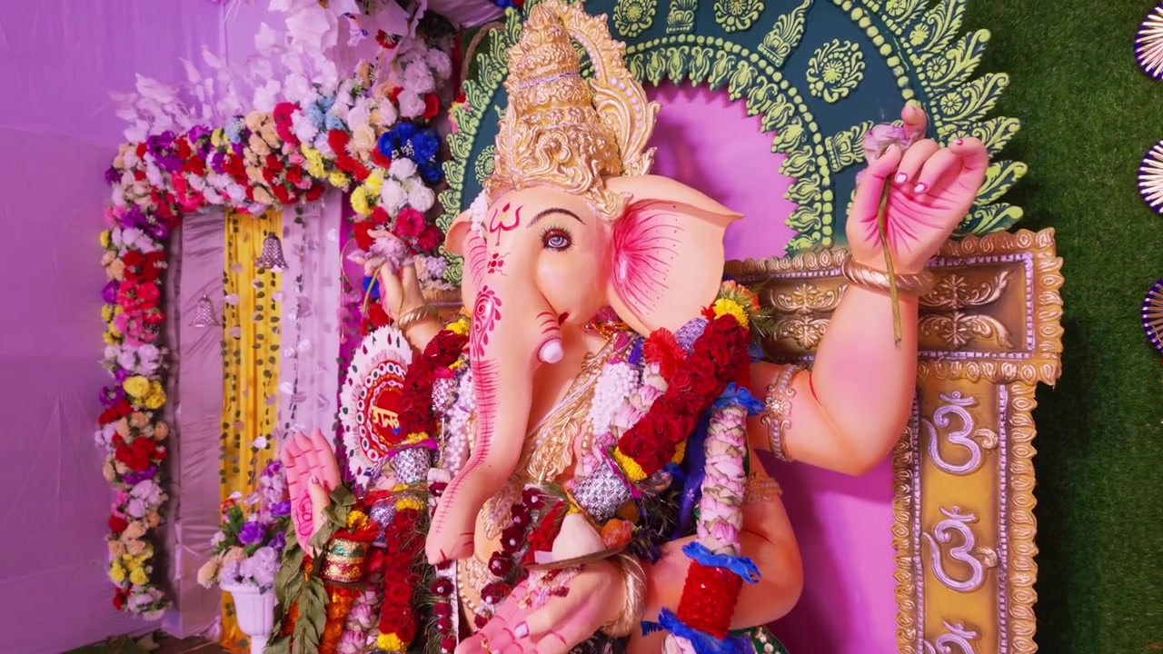 Lord Ganesha è la venerata divinità indù con la testa di elefante, nota come colui che rimuove gli ostacoli e dio della saggezza, dei nuovi inizi e della prosperità