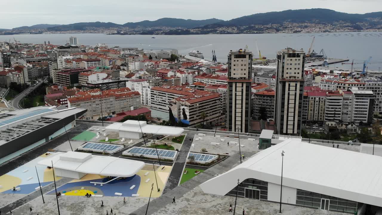 vista aérea panorámica de vigo desde el centro comercial vialia