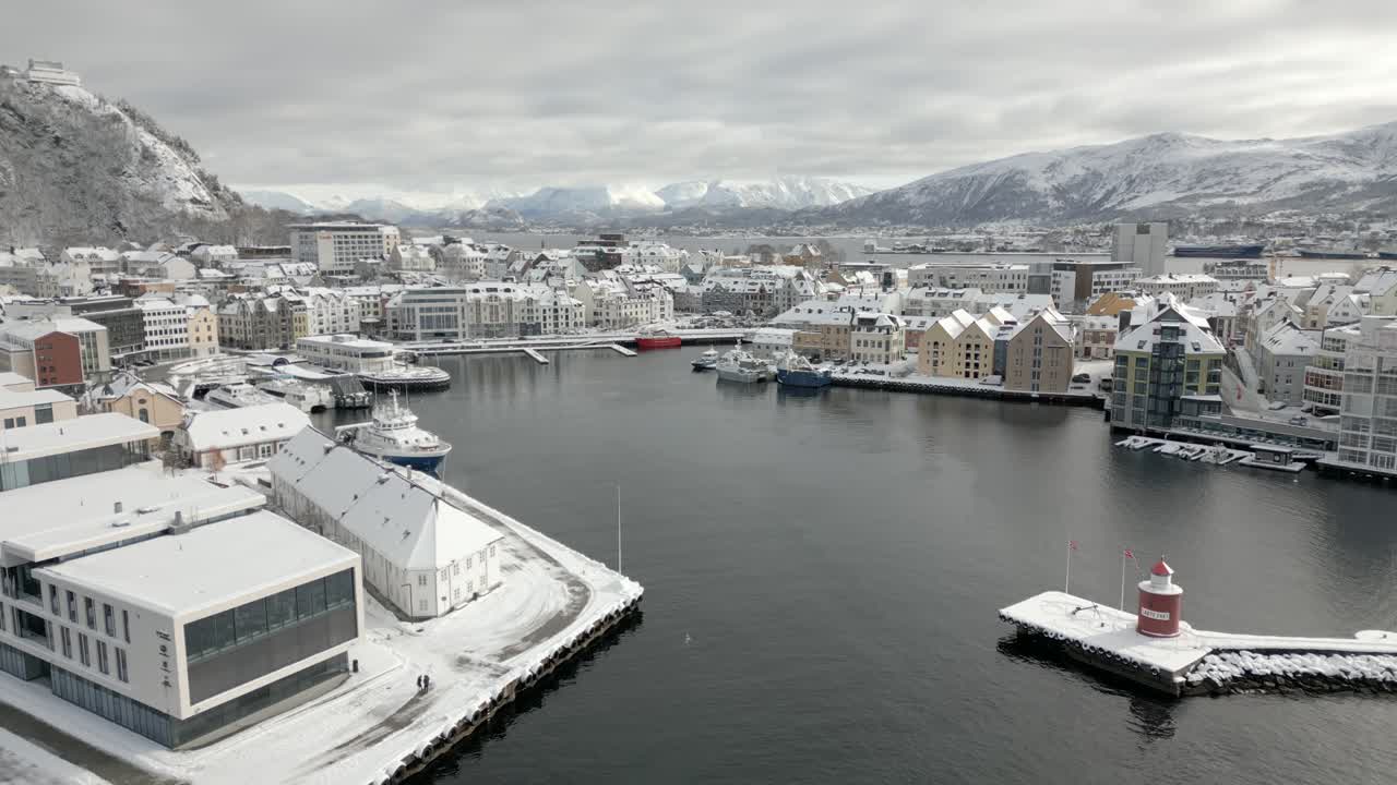 el dron vuela tranquilamente alejándose de la entrada al centro de ålesund, en dirección norte