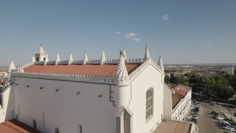 Antena-Orbitando-Sobre-La-Azotea-Adornada-De-La-Iglesia-De-San-Francisco,-Évora