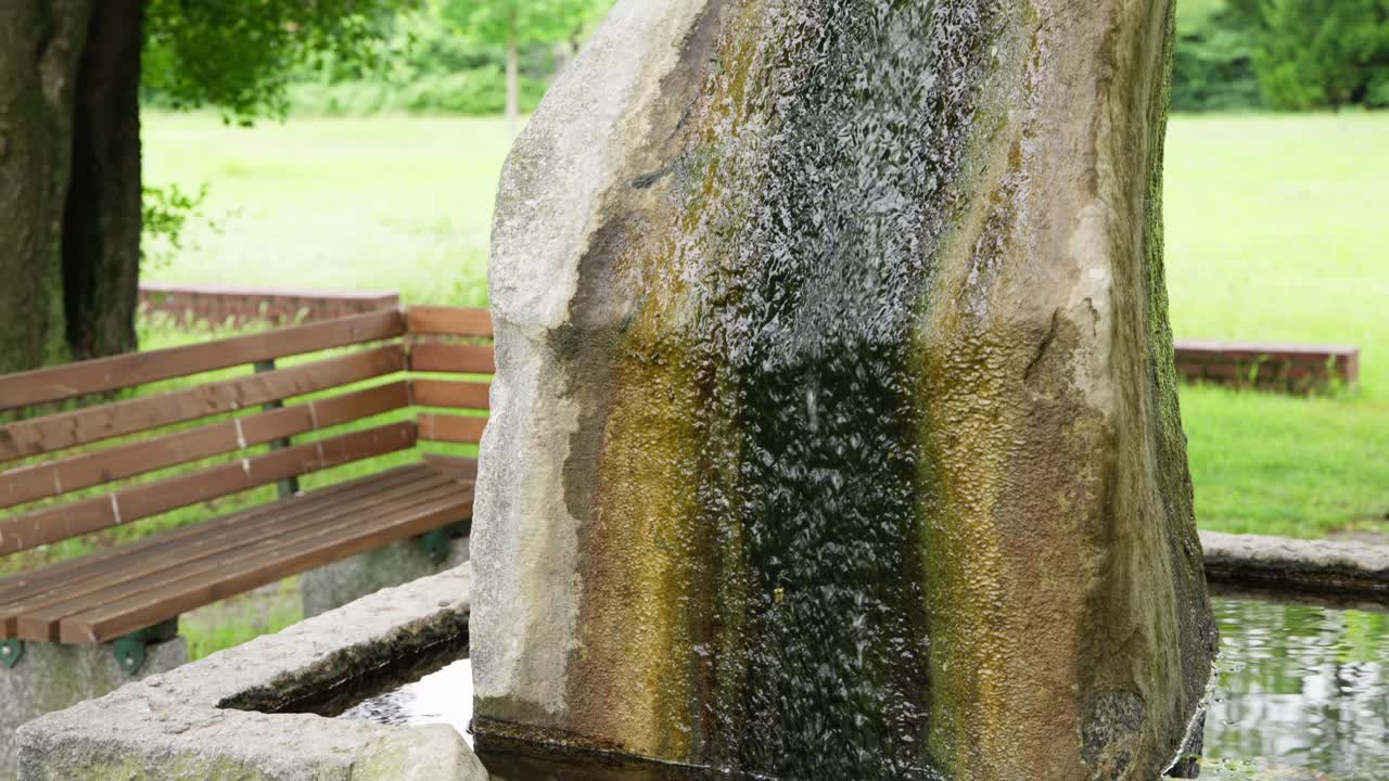 Panoramica lenta verso il basso di un gioco d'acqua al cimitero di Zentralfriedhof, Vienna