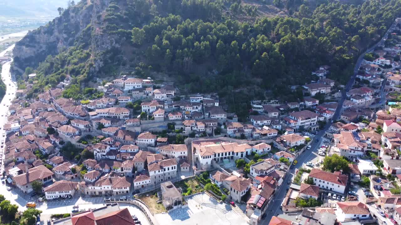 Vista aerea di una città con architettura tradizionale