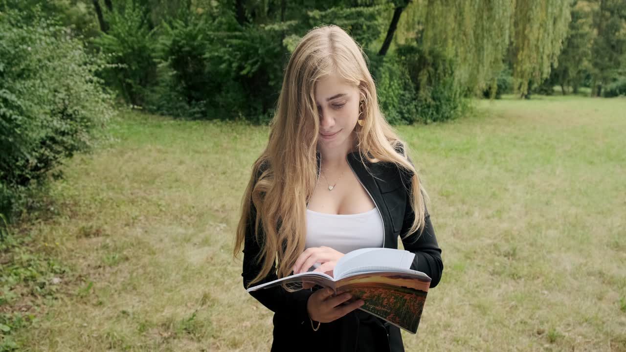chica en el bosque hojea un libro