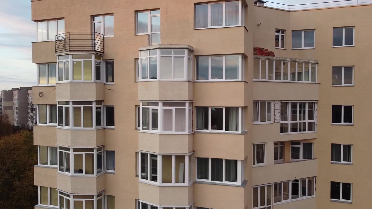 Luftfoto fra en drone, der flyver over bygninger, med optagelser af tage og arkitektur.